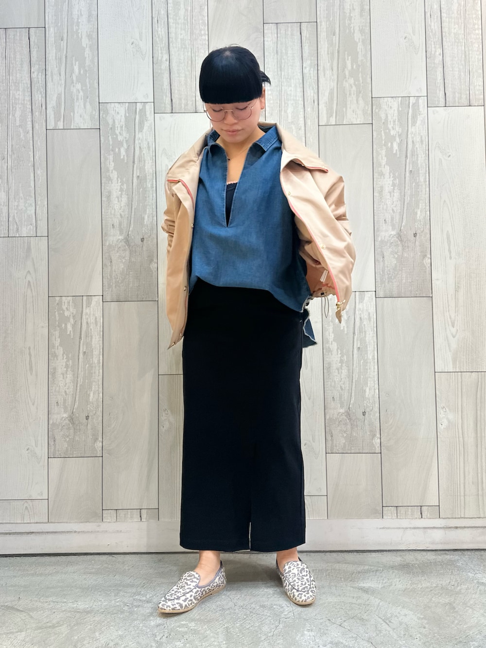 ブルー系のシャツ/ブラウス、ベージュ系のマウンテンパーカー、ブラック系のスカートを着用したレディースの冬コーディネートの2枚目の写真