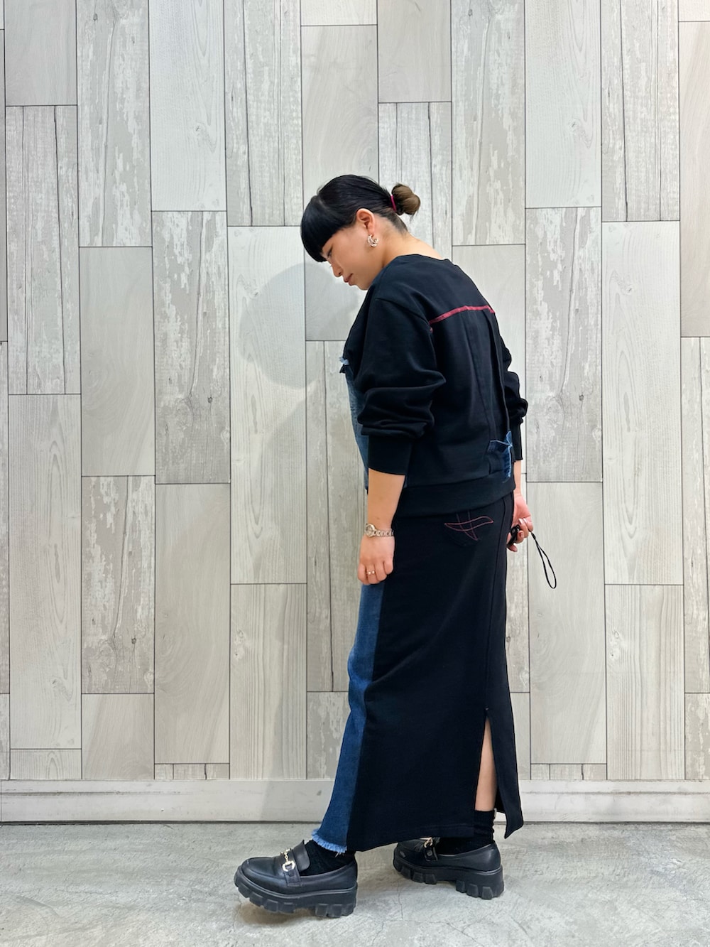 ブルー系のスウェット、ブルー系のスカートを着用したレディースの冬コーディネートの3枚目の写真