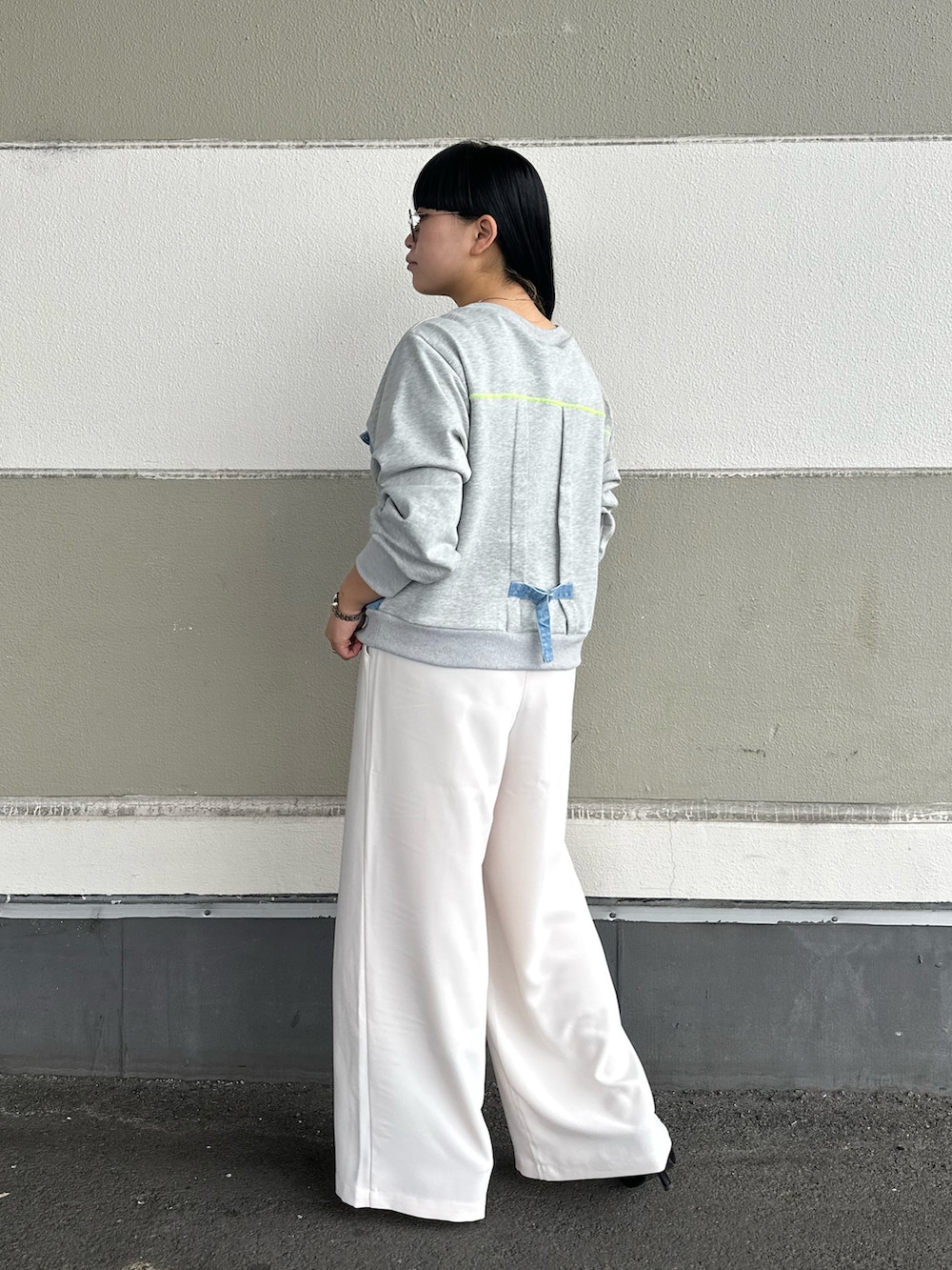 ブルー系のスウェット、ホワイト系のその他パンツを着用したレディースの冬コーディネートの3枚目の写真