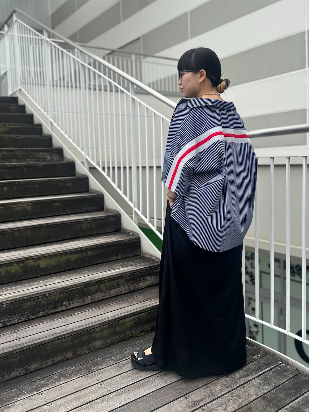 ブルー系のシャツ/ブラウス、ブラック系のワンピース、グリーン系のサンダルを着用したレディースの夏コーディネートの2枚目の写真