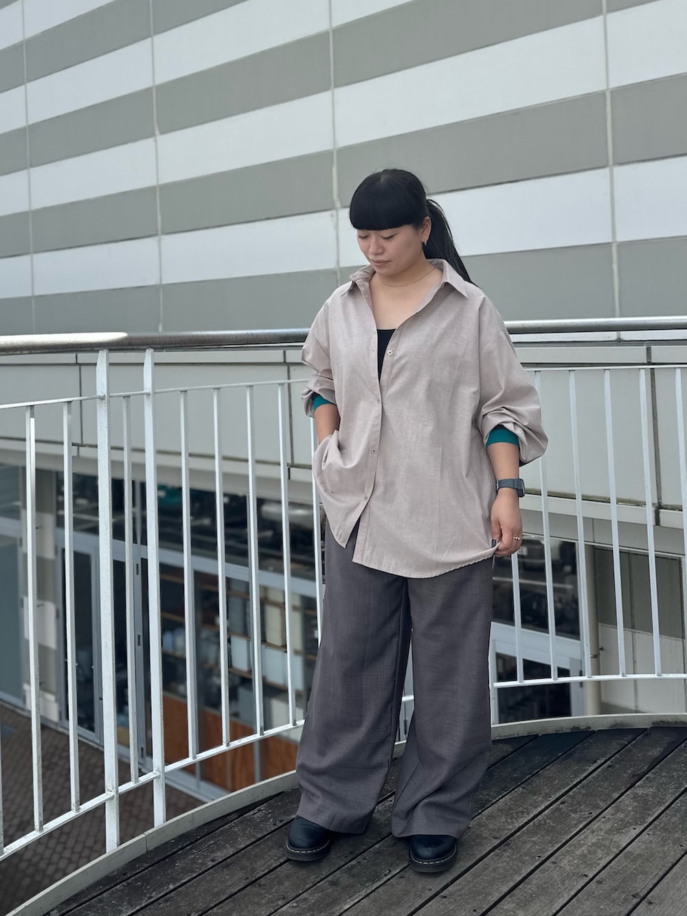ベージュ系のシャツ/ブラウス、ブラウン系のその他パンツ、ブラック系のシューズを着用したレディースの秋コーディネートの3枚目の写真