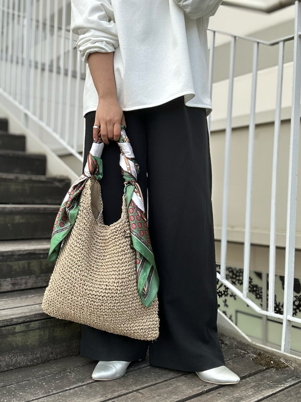 ホワイト系のTシャツ/カットソー、ブラック系のスラックス、グリーン系のバンダナ/スカーフを着用したレディースの冬コーディネートの3枚目の写真