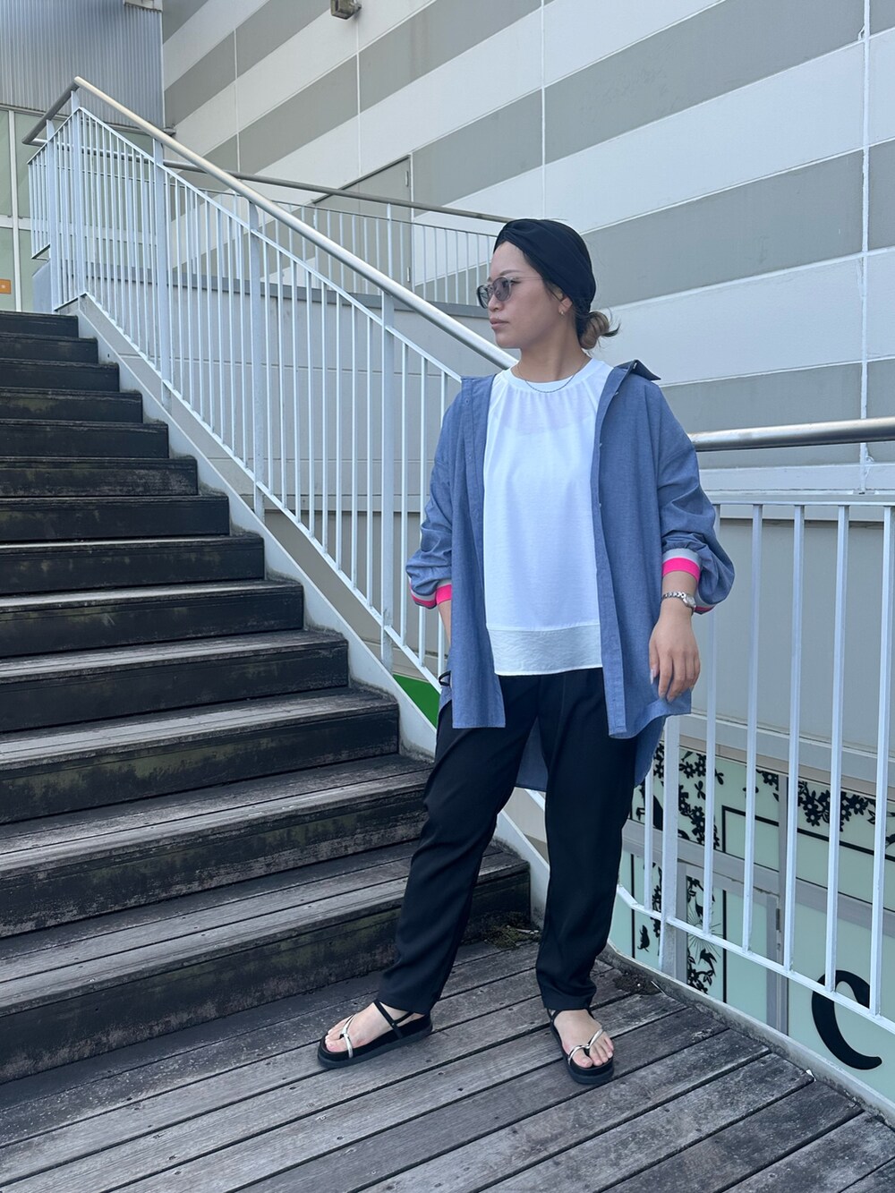 ブルー系のシャツ/ブラウス、ホワイト系のTシャツ/カットソー、ブラック系のその他パンツを着用したレディースの春コーディネートの2枚目の写真