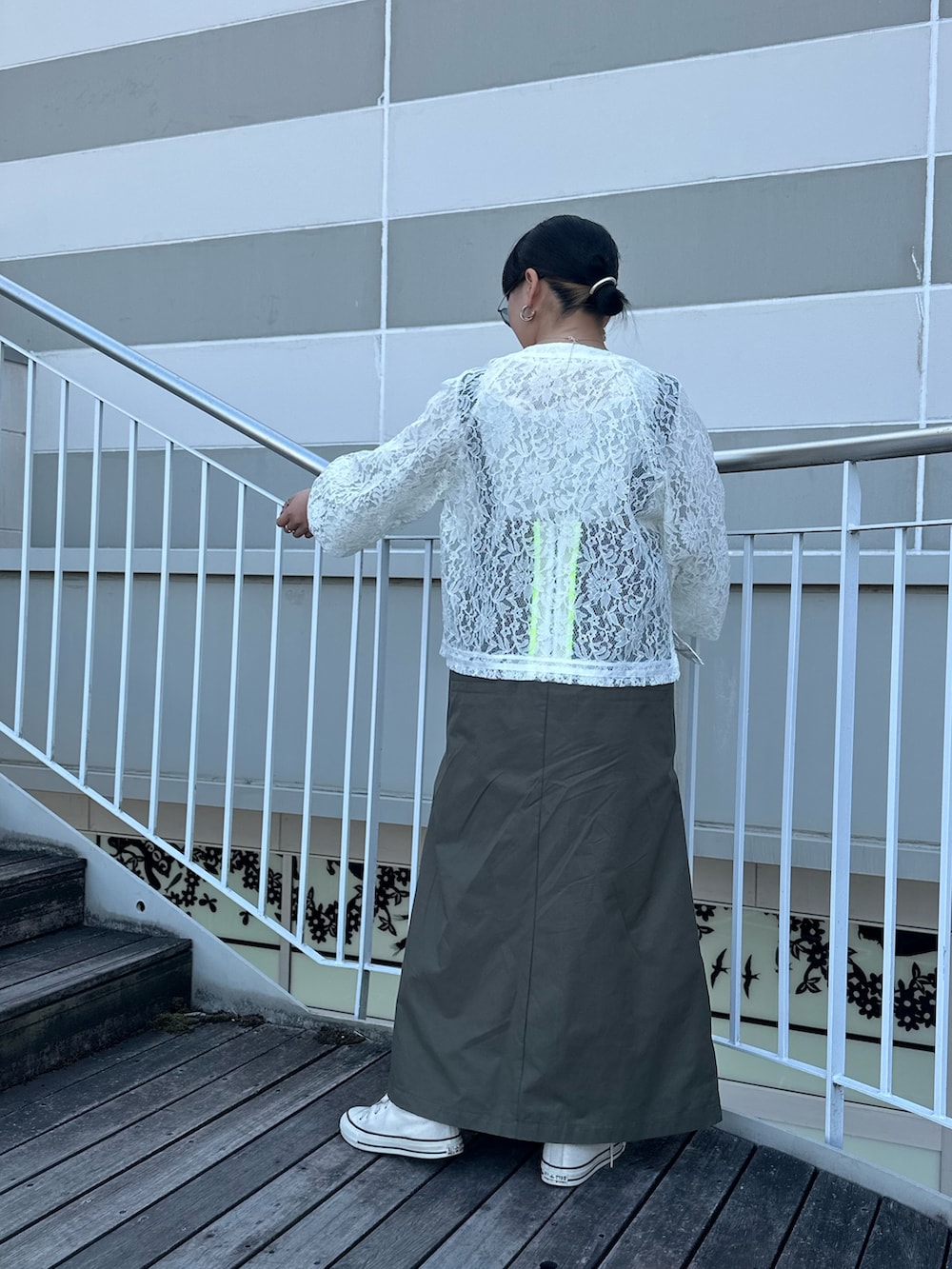 グリーン系のワンピース、ホワイト系のブルゾン、ホワイト系のTシャツ/カットソーを着用したレディースの春コーディネートの3枚目の写真