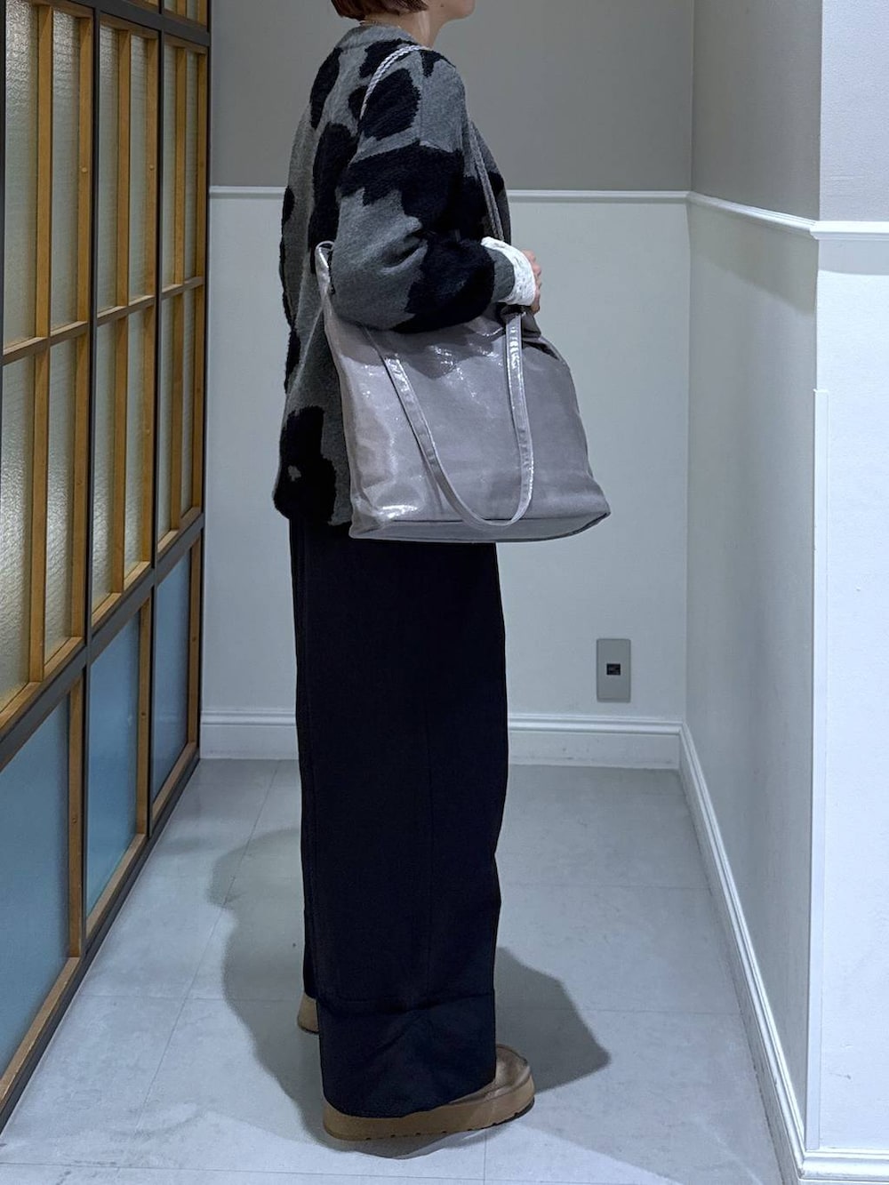 ホワイト系のTシャツ/カットソー、ブラック系のその他パンツ、グレー系のニット/セーターを着用したレディースの冬コーディネートの3枚目の写真