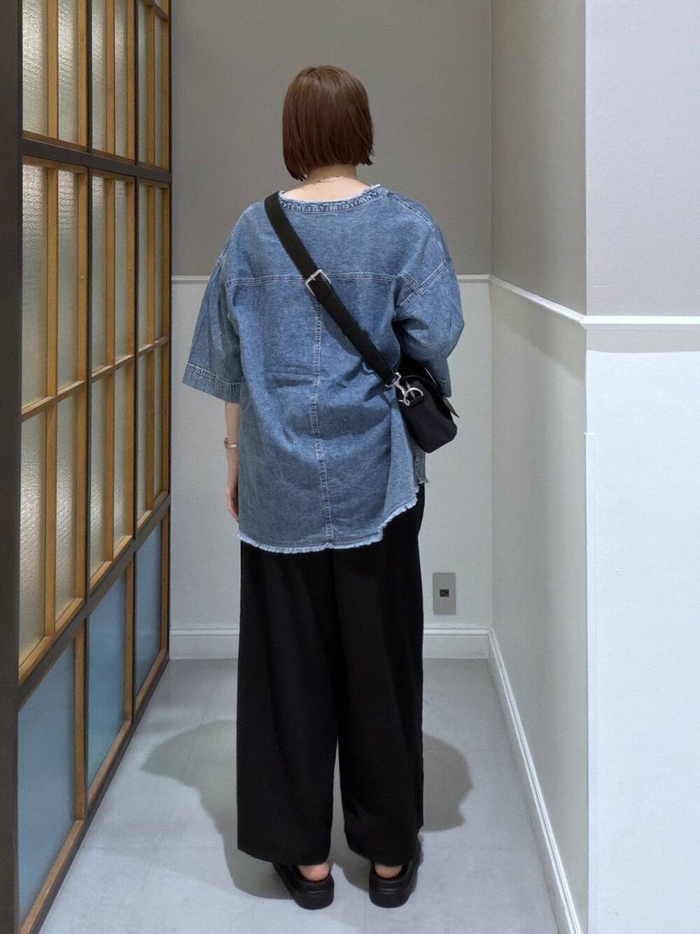 ブラック系のショルダーバッグ、ブラック系のその他パンツ、ブラック系のサンダルを着用したレディースの春コーディネートの2枚目の写真