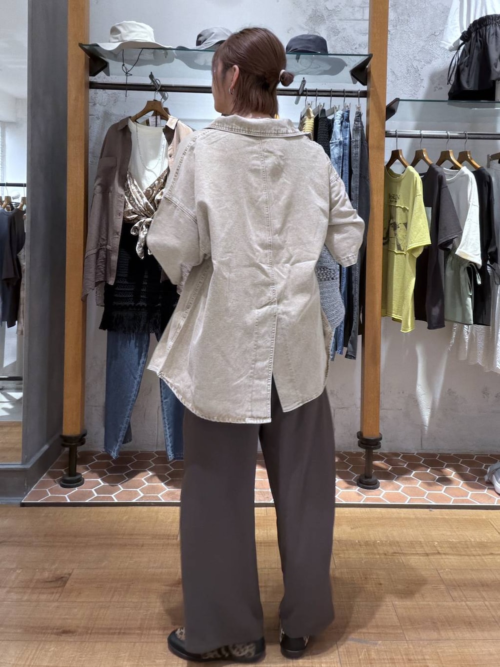 ブラウン系のその他パンツ、その他のパンプス、ベージュ系のシャツ/ブラウスを着用したレディースの春コーディネートの2枚目の写真