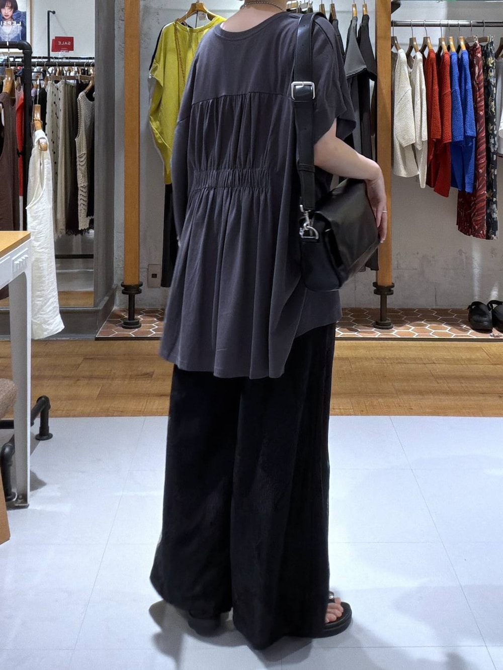 ブラック系のその他パンツ、ブラック系のショルダーバッグ、ブラック系のサンダルを着用したレディースの夏コーディネートの2枚目の写真