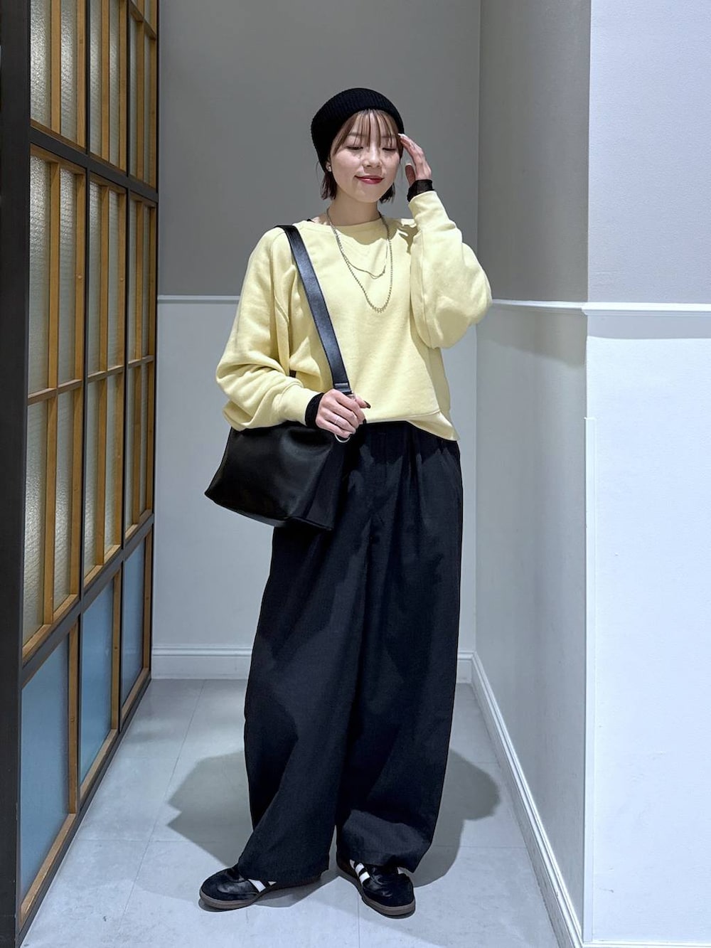 ブラック系のショルダーバッグ、グレー系のその他パンツ、ブラック系のTシャツ/カットソーを着用したレディースの冬コーディネートの2枚目の写真