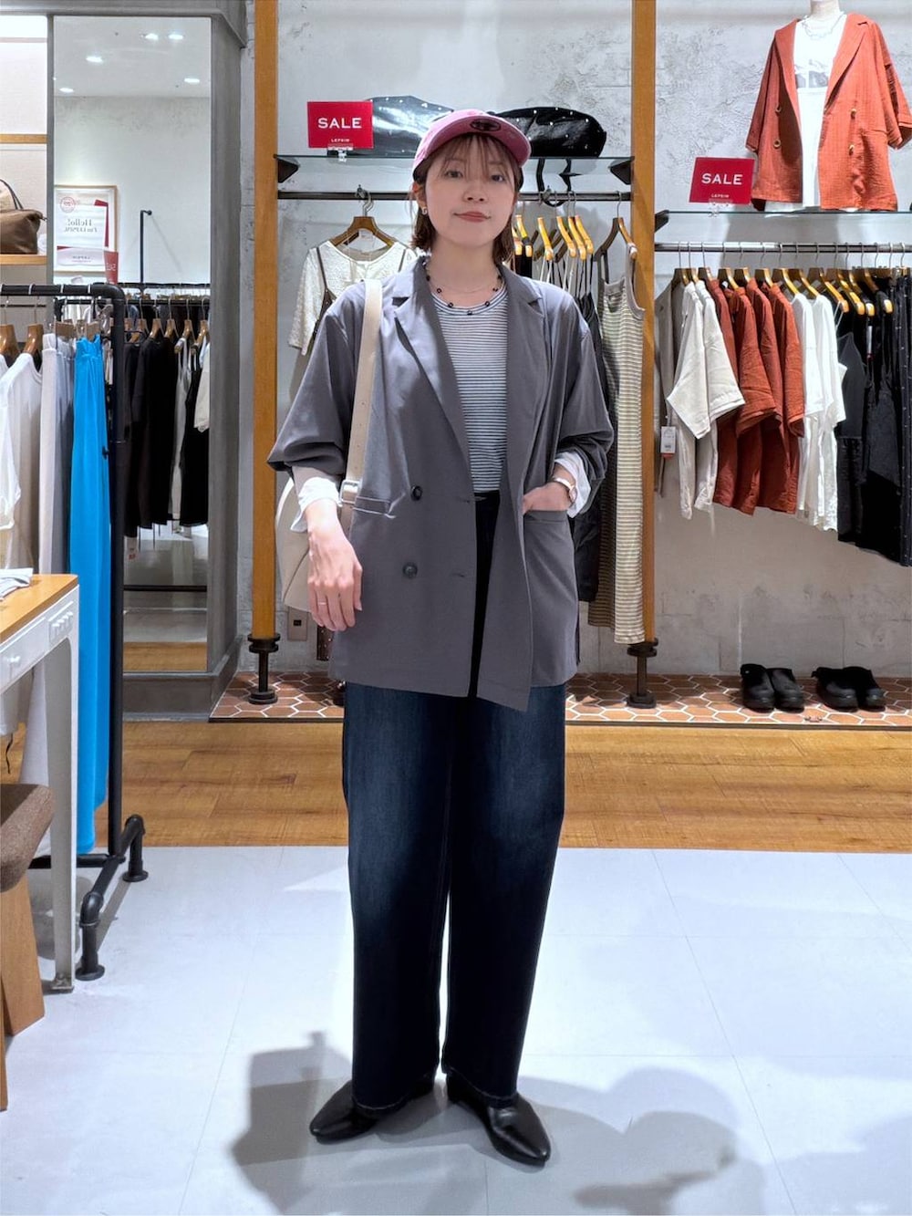 ブラック系のその他シューズ、グレー系のテーラードジャケット、ホワイト系のTシャツ/カットソーを着用したレディースの夏コーディネートの2枚目の写真