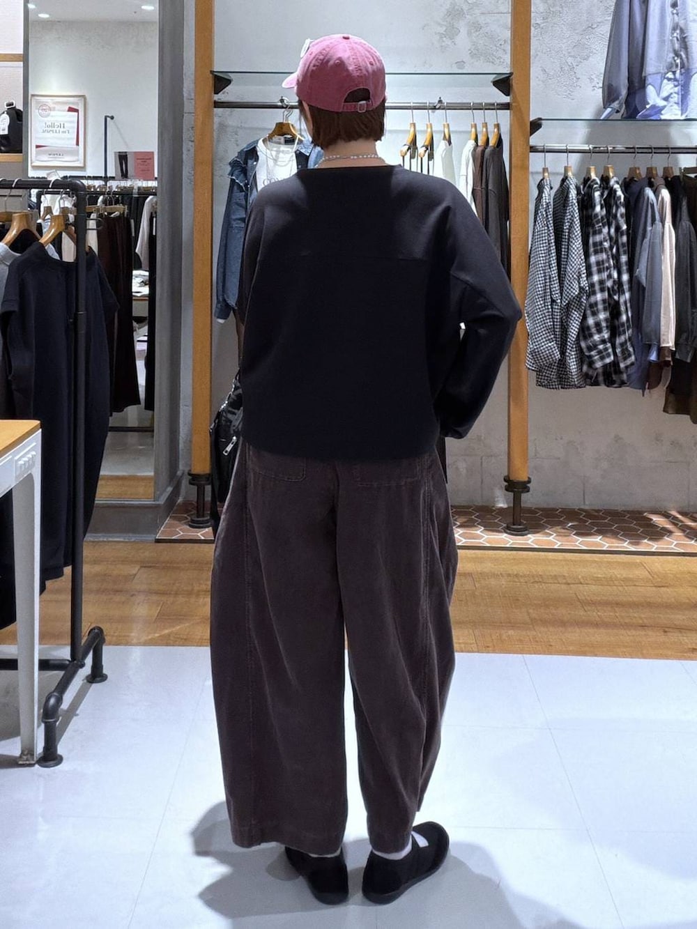 ブラック系のパンプス、ブラウン系のその他パンツ、ブラック系のショルダーバッグを着用したレディースの秋コーディネートの2枚目の写真