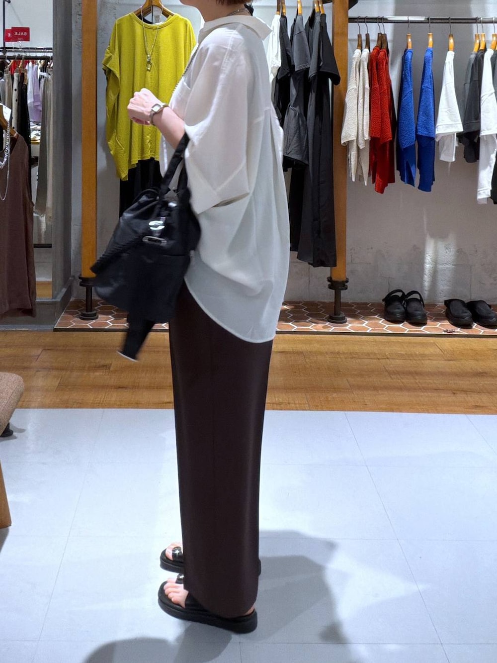 ブラウン系のその他パンツ、ブラック系のショルダーバッグ、ブラック系のサンダルを着用したレディースの夏コーディネートの2枚目の写真