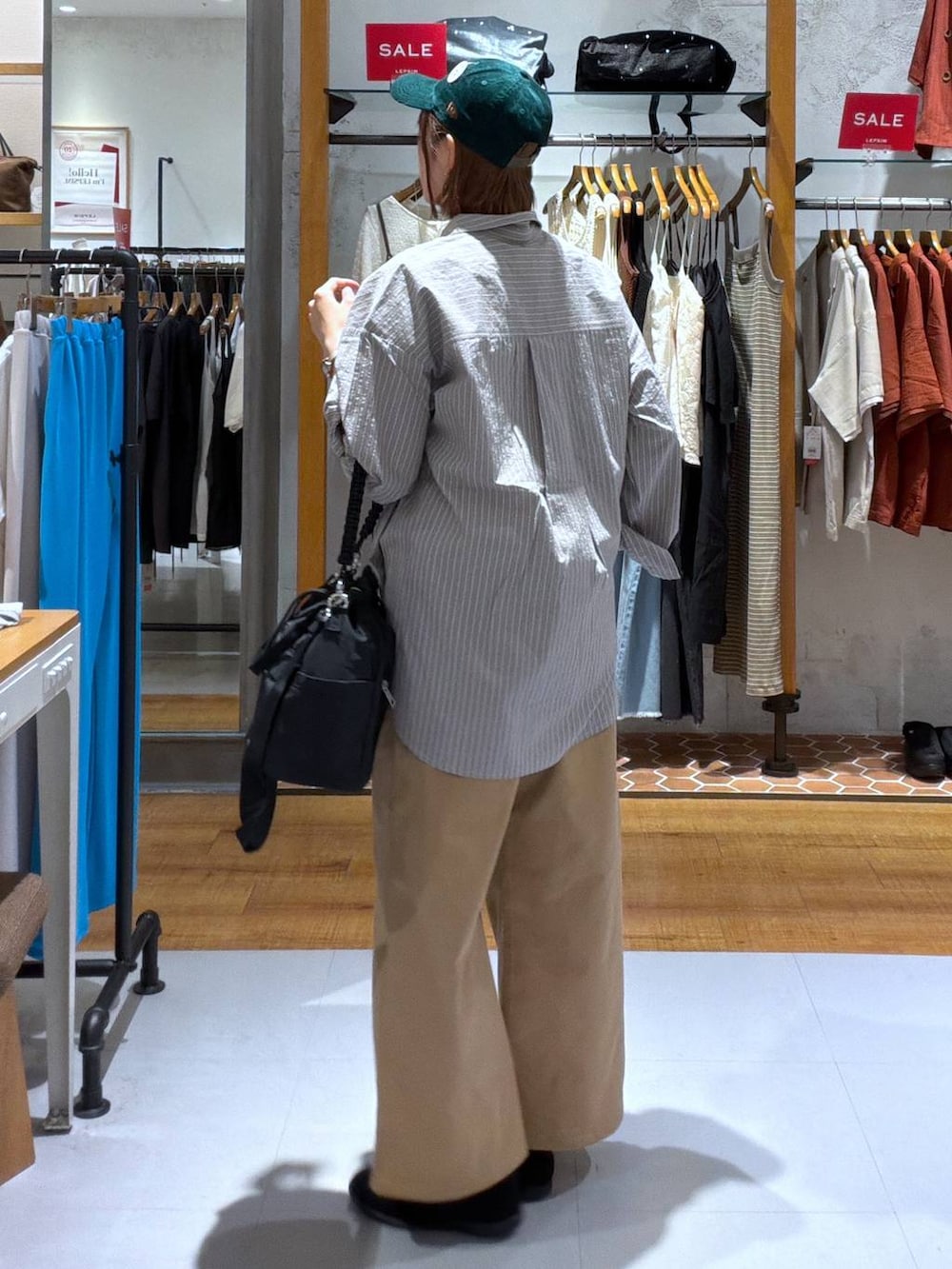 ブラウン系のシャツ/ブラウス、ブラック系のパンプス、ベージュ系のその他パンツを着用したレディースの夏コーディネートの2枚目の写真