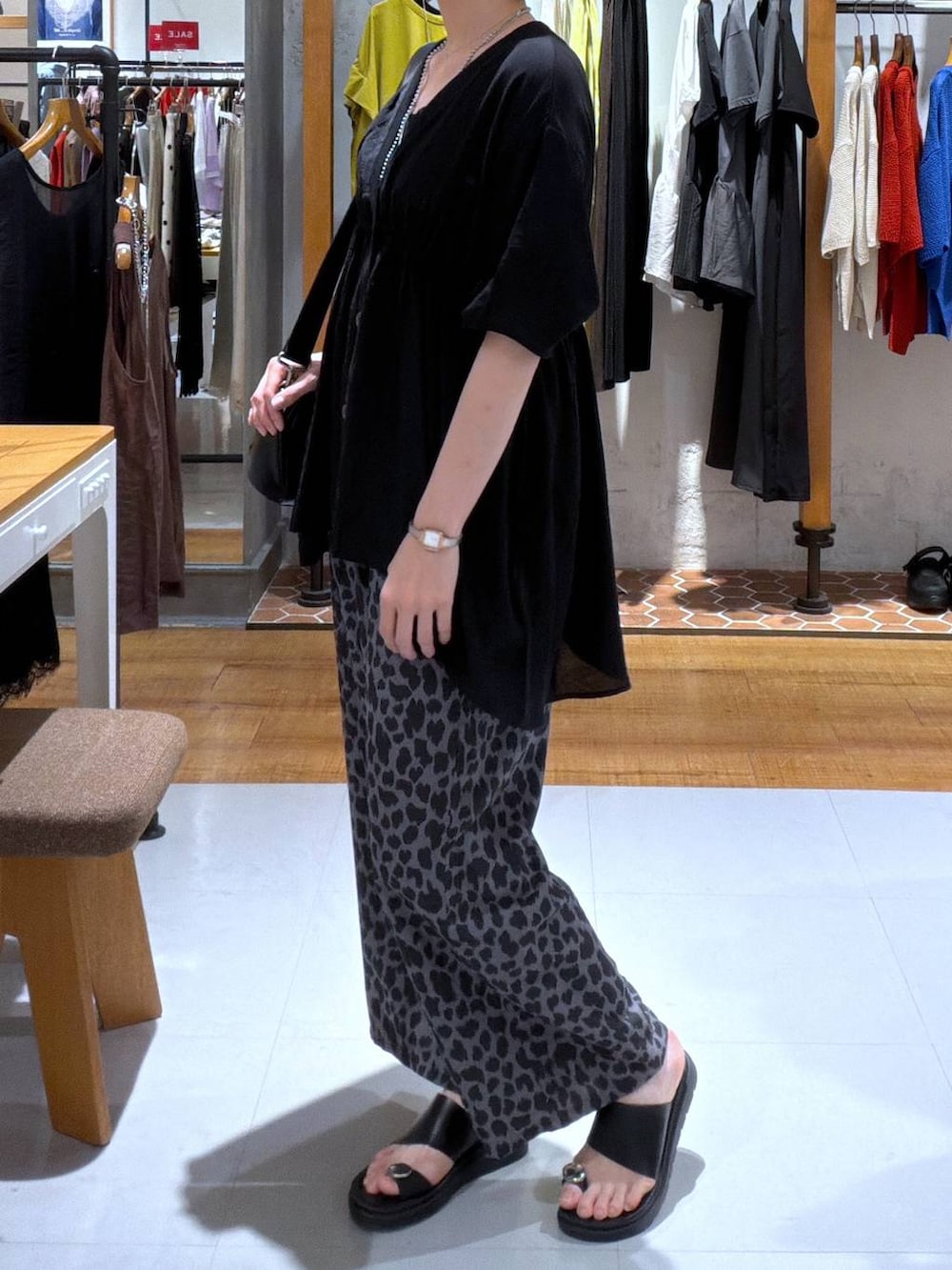 グレー系のその他パンツ、ブラック系のカーディガン/ボレロ、ブラック系のショルダーバッグを着用したレディースの夏コーディネートの2枚目の写真