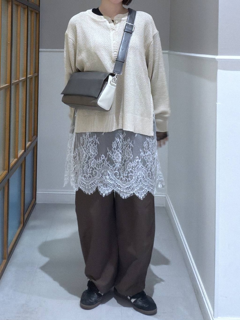 その他のショルダーバッグ、ブラック系のTシャツ/カットソー、ベージュ系のニット/セーターを着用したレディースの春コーディネートの2枚目の写真