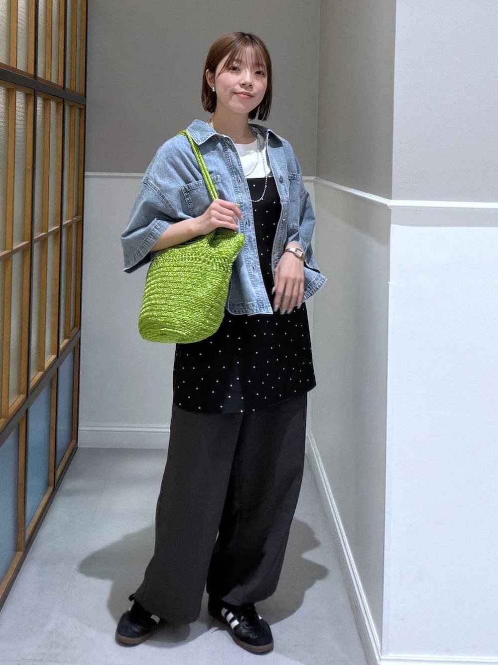 グレー系のその他パンツ、ホワイト系のTシャツ/カットソー、ブルー系のシャツ/ブラウスを着用したレディースの春コーディネートの3枚目の写真