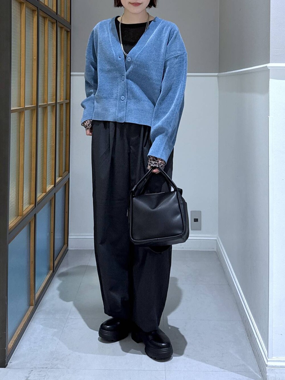 その他のTシャツ/カットソー、グレー系のその他パンツ、ブラック系のブーツを着用したレディースの秋コーディネートの2枚目の写真