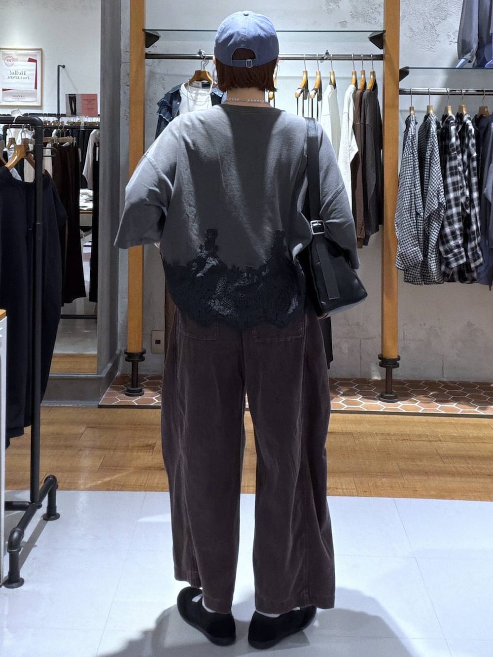 ブラック系のパンプス、ブラウン系のその他パンツ、グレー系のTシャツ/カットソーを着用したレディースの秋コーディネートの2枚目の写真