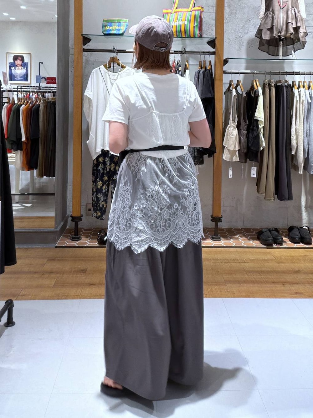 ブラック系のサンダル、ホワイト系のTシャツ/カットソー、ホワイト系のキャミソールを着用したレディースの夏コーディネートの2枚目の写真