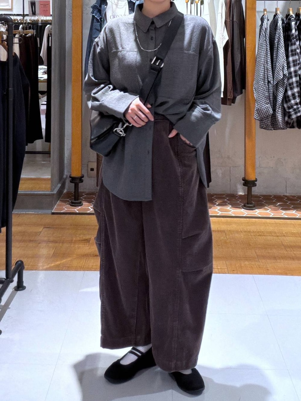 ブラック系のパンプス、ブラウン系のその他パンツ、グレー系のシャツ/ブラウスを着用したレディースの秋コーディネートの2枚目の写真