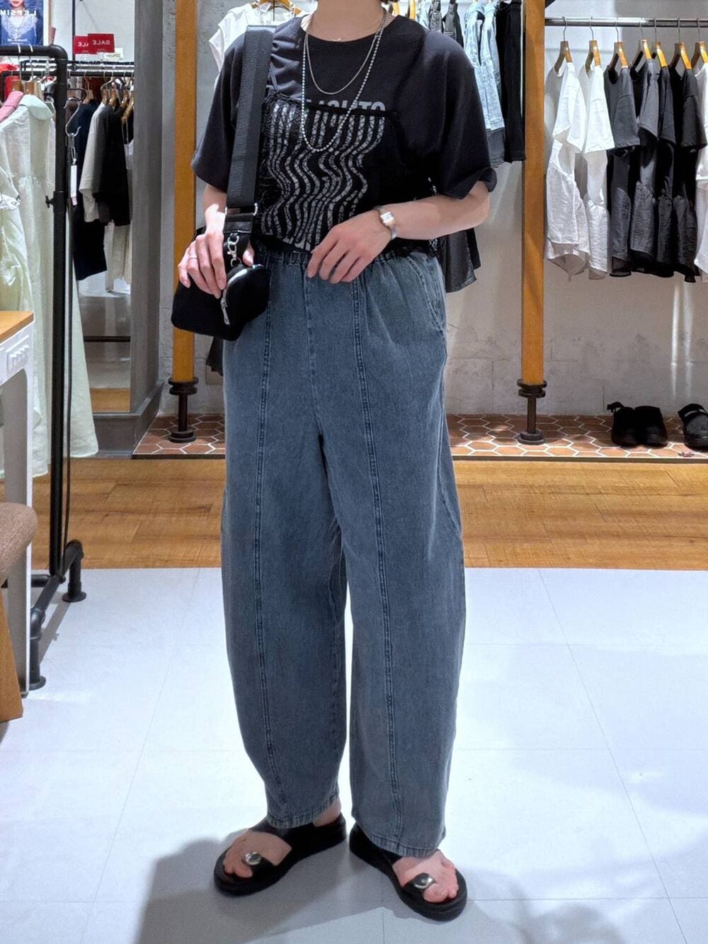 ブラック系のその他トップス、グレー系のTシャツ/カットソー、ブラック系のショルダーバッグを着用したレディースの夏コーディネートの2枚目の写真