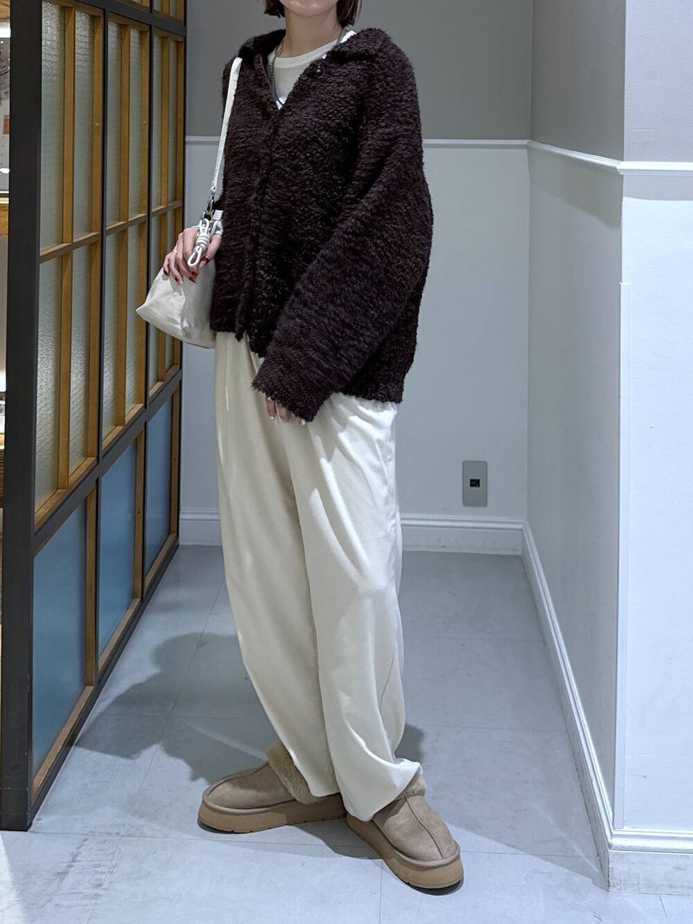 ホワイト系のTシャツ/カットソー、ホワイト系のその他パンツ、ホワイト系のショルダーバッグを着用したレディースの秋コーディネートの2枚目の写真