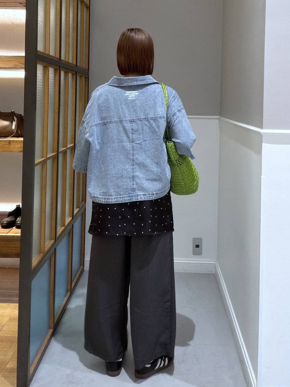 グレー系のその他パンツ、ホワイト系のTシャツ/カットソー、ブルー系のシャツ/ブラウスを着用したレディースの春コーディネートの2枚目の写真