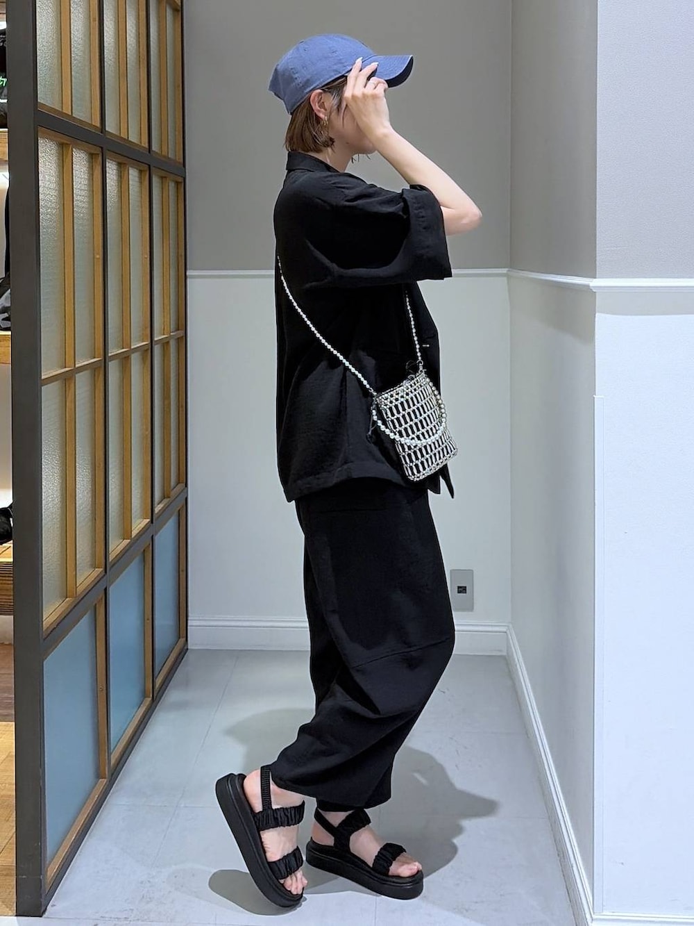 ブラック系のサンダル、ブラック系のその他パンツ、ブラック系のテーラードジャケットを着用したレディースの春コーディネートの2枚目の写真