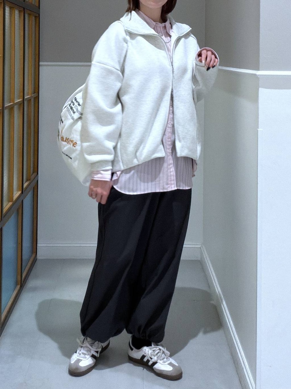 グレー系のその他パンツ、ピンク系のシャツ/ブラウス、ホワイト系のトートバッグを着用したレディースの冬コーディネートの2枚目の写真