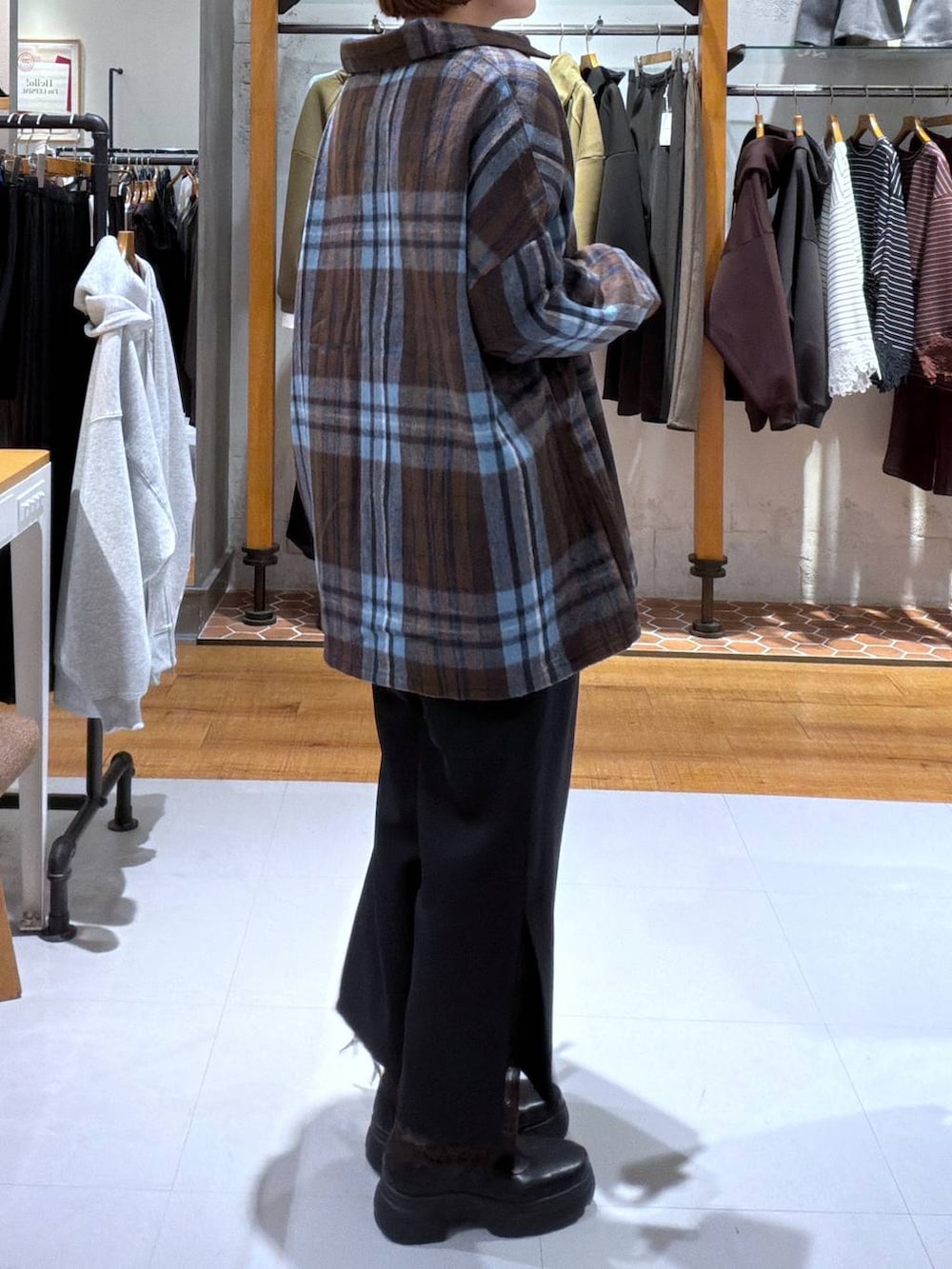 ブラック系のその他パンツ、ブラック系のショルダーバッグ、ブラック系のブーツを着用したレディースの秋コーディネートの2枚目の写真