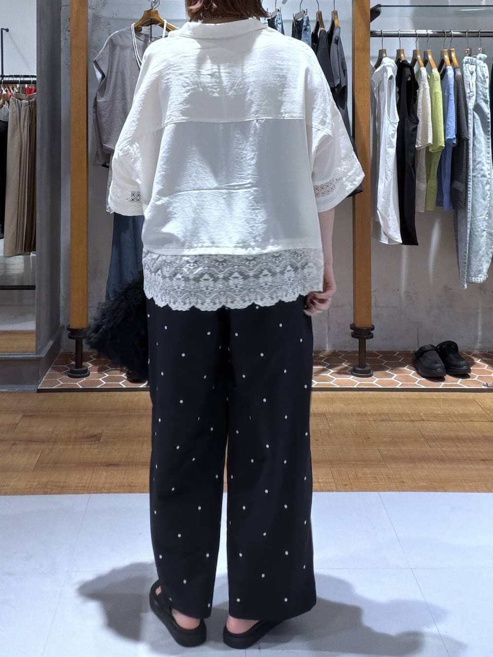 ブラック系のサンダル、ブラック系のその他パンツ、ブラック系のタンクトップを着用したレディースの夏コーディネートの2枚目の写真