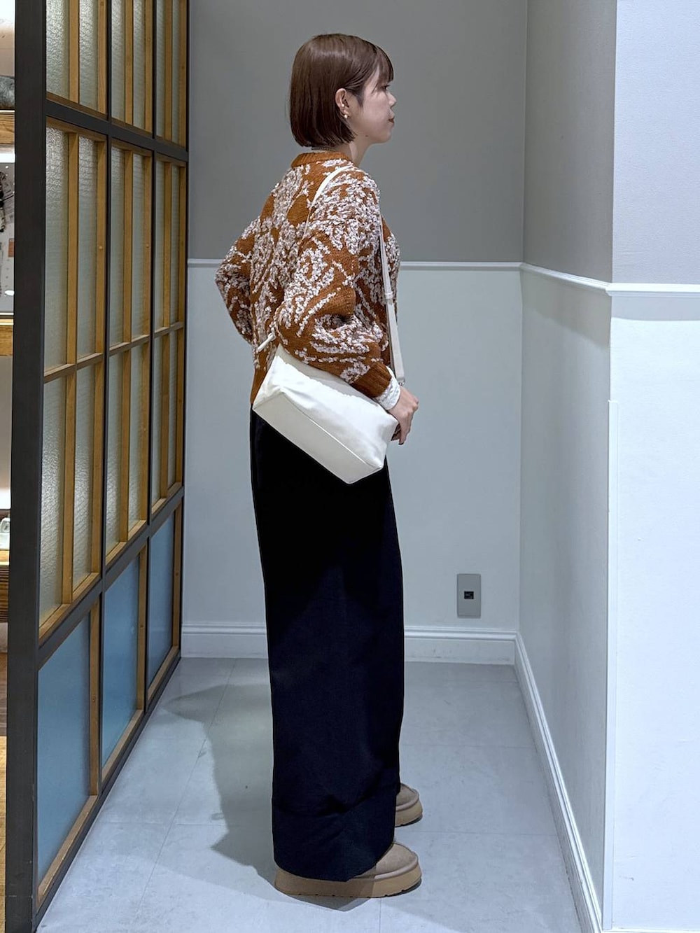 ホワイト系のTシャツ/カットソー、ブラック系のその他パンツ、ホワイト系のショルダーバッグを着用したレディースの秋コーディネートの3枚目の写真