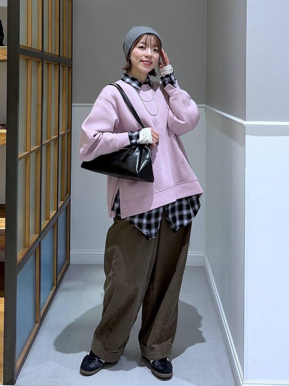 ホワイト系のTシャツ/カットソー、ブラック系のボストンバッグ、ブラック系のシャツ/ブラウスを着用したレディースの冬コーディネートの2枚目の写真