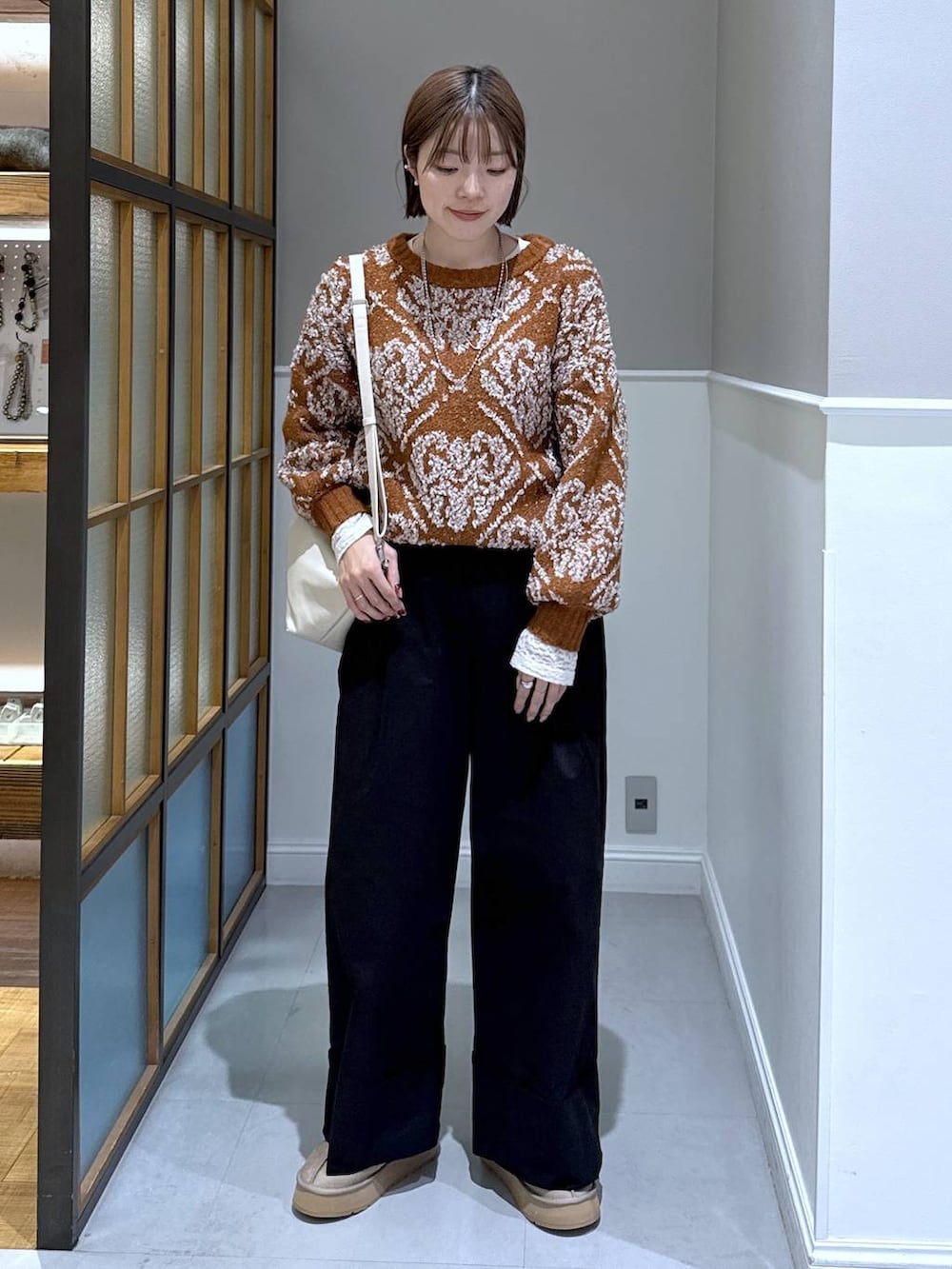 ホワイト系のTシャツ/カットソー、ブラック系のその他パンツ、ホワイト系のショルダーバッグを着用したレディースの秋コーディネートの2枚目の写真