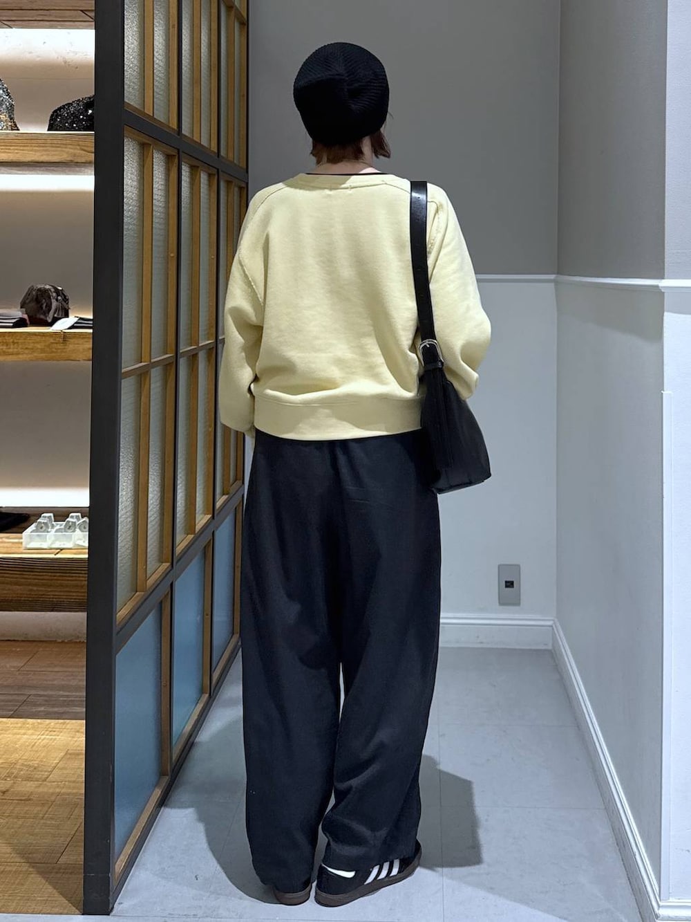 ブラック系のショルダーバッグ、グレー系のその他パンツ、ブラック系のTシャツ/カットソーを着用したレディースの冬コーディネートの3枚目の写真