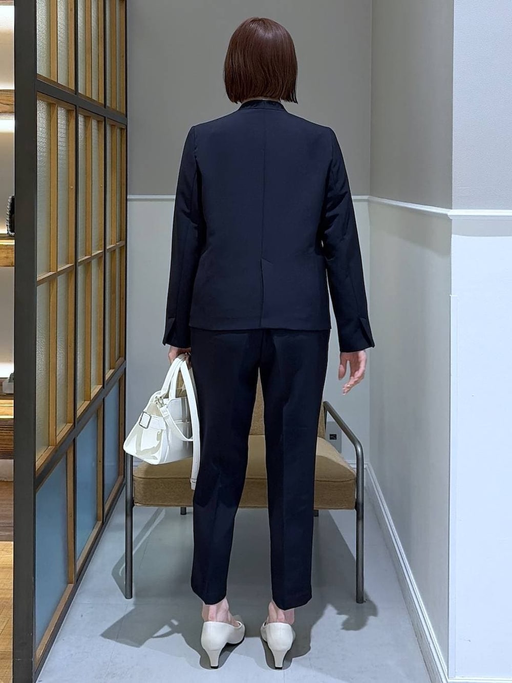 ブルー系のその他パンツ、ブルー系のノーカラージャケット、ブルー系のシャツ/ブラウスを着用したレディースの冬コーディネートの3枚目の写真