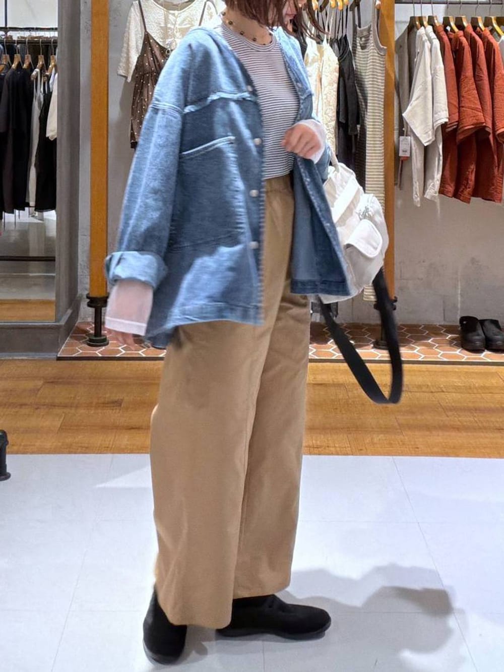 ブラック系のパンプス、ベージュ系のその他パンツ、ホワイト系のTシャツ/カットソーを着用したレディースの夏コーディネートの2枚目の写真