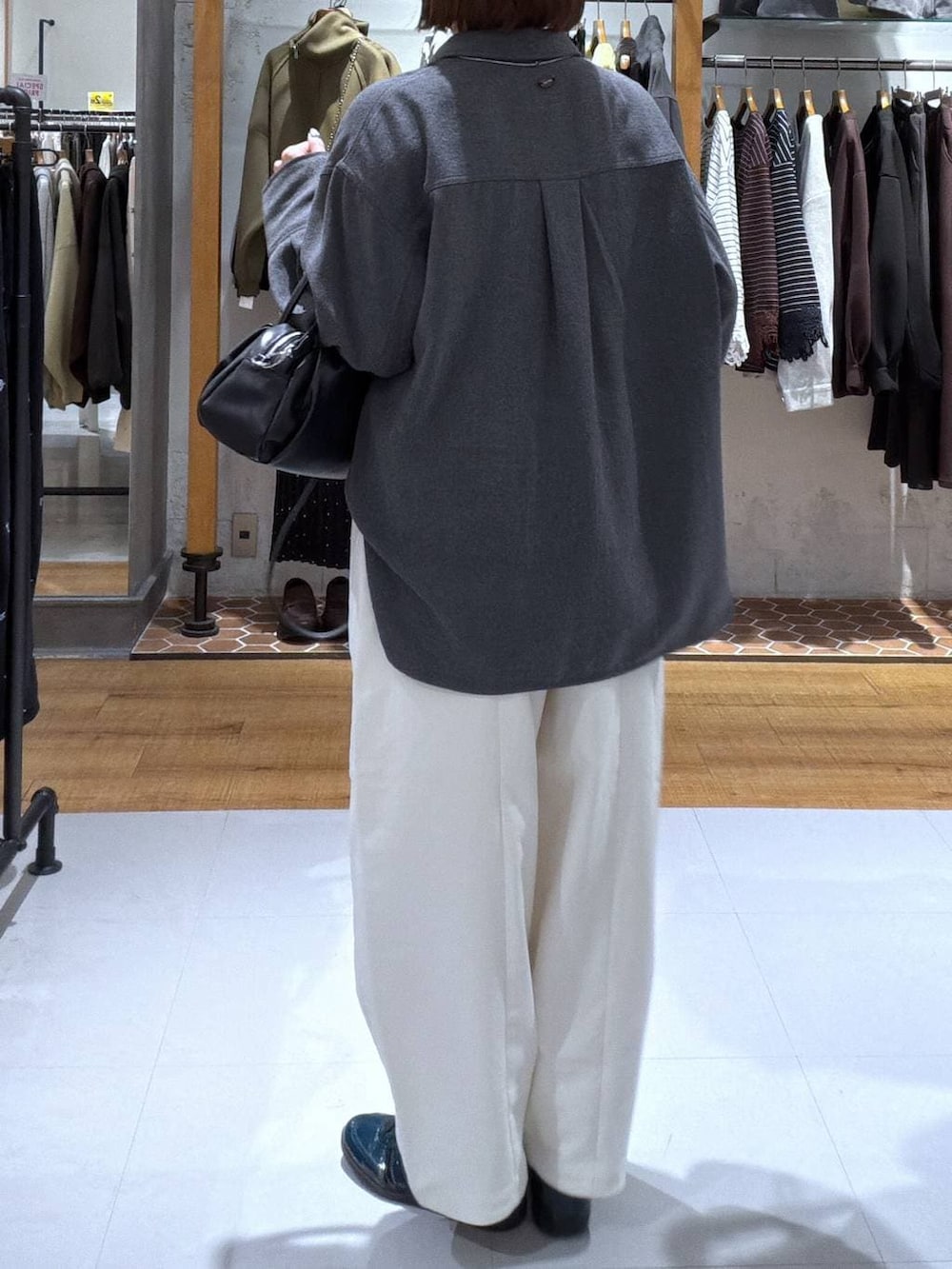 ブラック系のショルダーバッグ、グレー系のシャツ/ブラウス、ホワイト系のその他パンツを着用したレディースの秋コーディネートの2枚目の写真