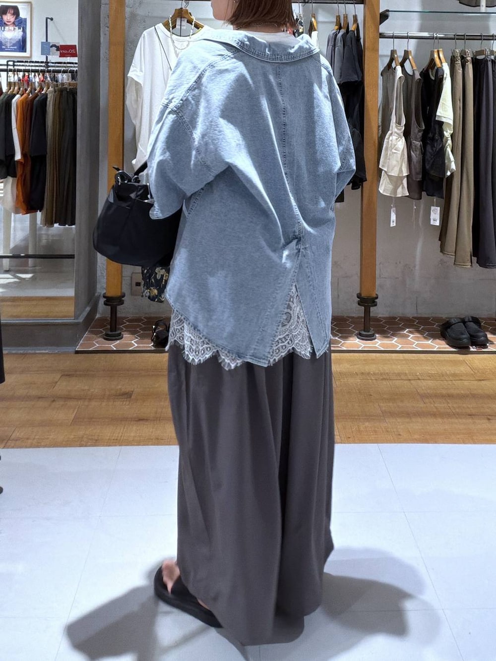 ブラック系のサンダル、ホワイト系のTシャツ/カットソー、ブルー系のシャツ/ブラウスを着用したレディースの夏コーディネートの2枚目の写真
