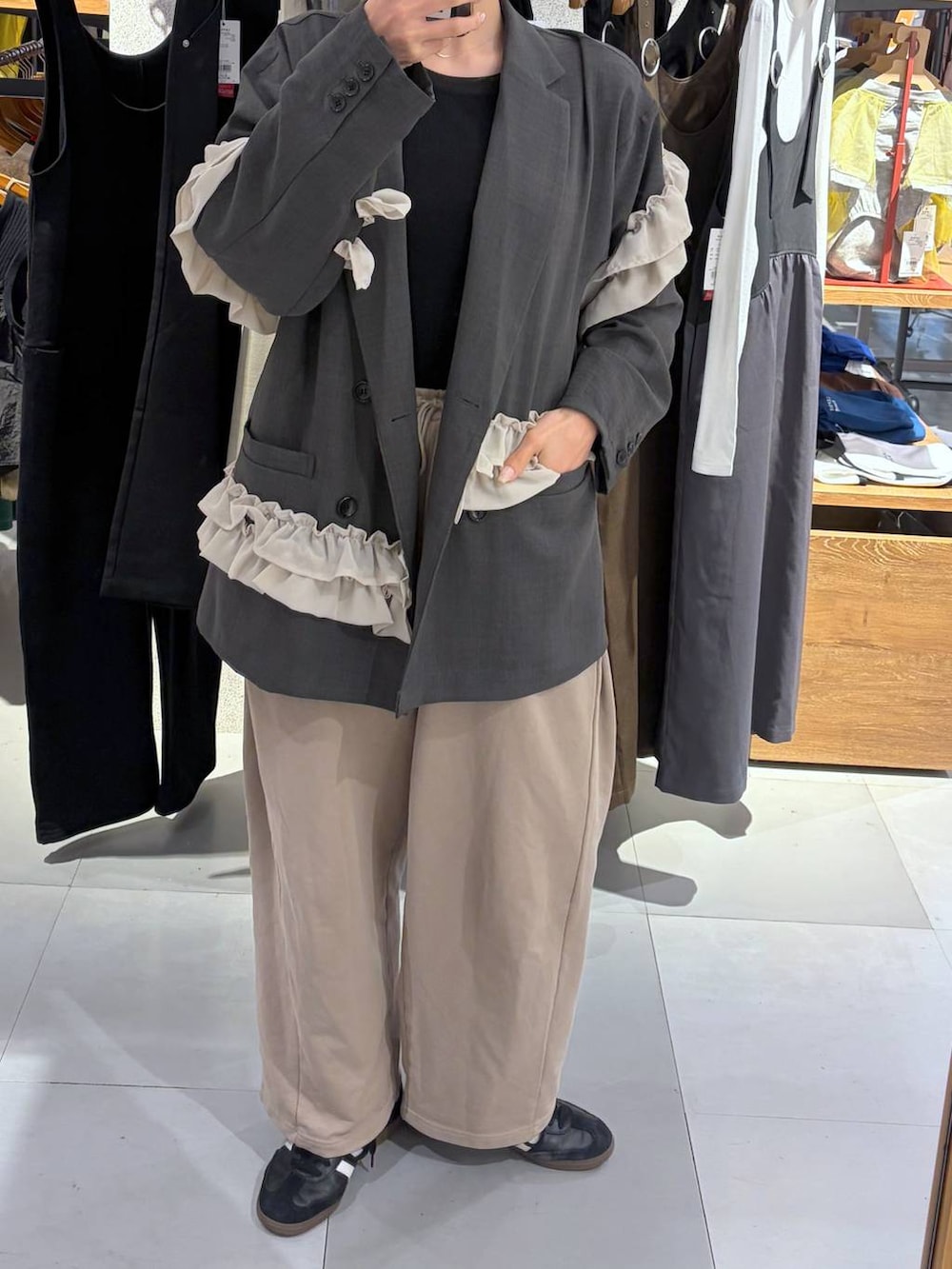 ブラック系のTシャツ/カットソー、ベージュ系のスウェットパンツ、グレー系のテーラードジャケットを着用したレディースの春コーディネートの2枚目の写真