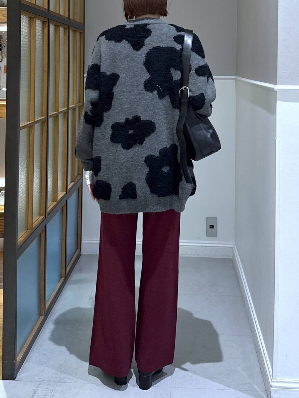 ホワイト系のTシャツ/カットソー、レッド系のその他パンツ、ブラック系のショルダーバッグを着用したレディースの秋コーディネートの3枚目の写真