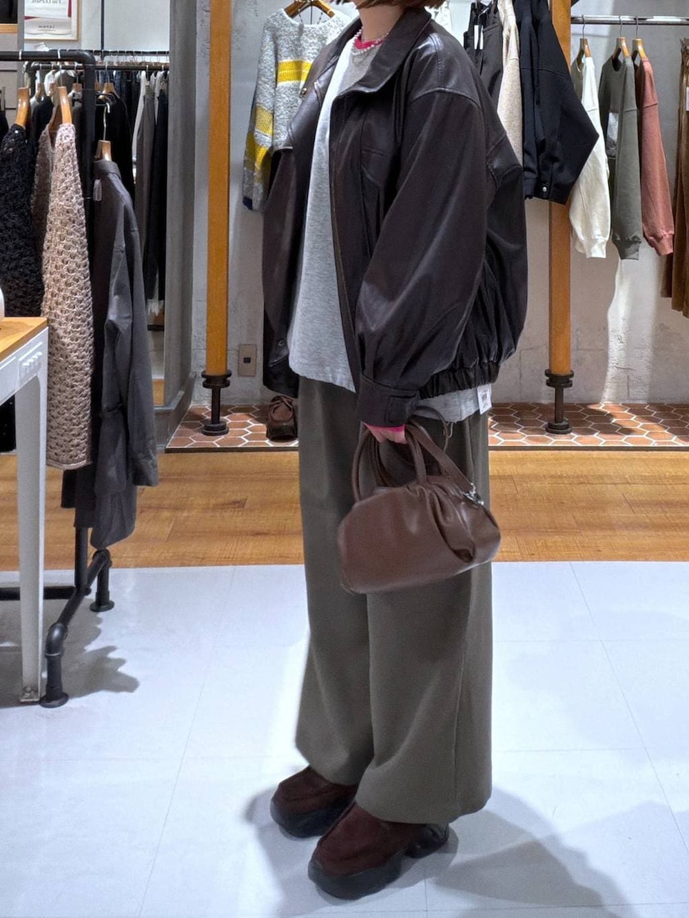 ブラウン系のショルダーバッグ、グリーン系のその他パンツ、ブラウン系のスニーカーを着用したレディースの秋コーディネートの2枚目の写真