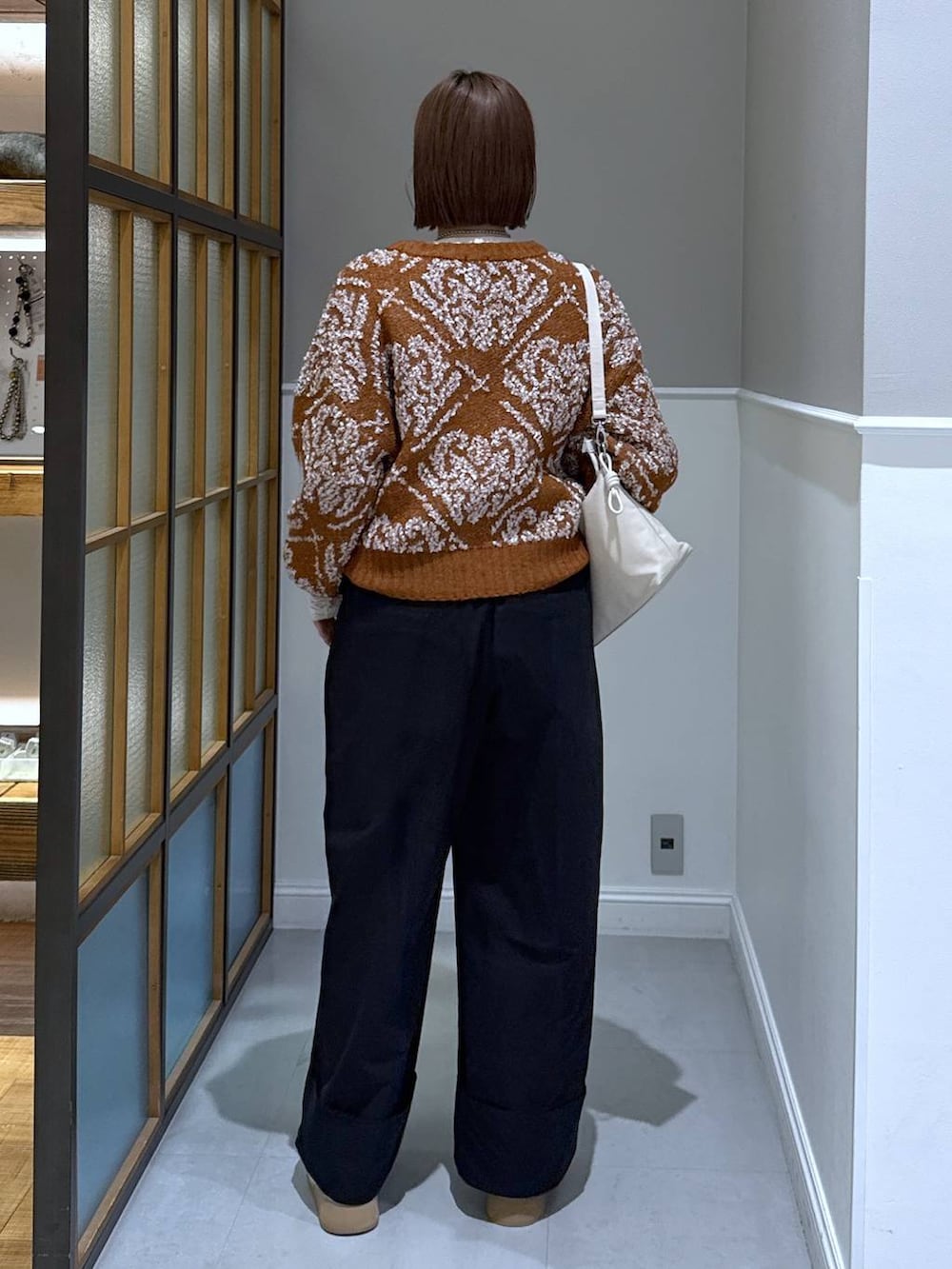 ホワイト系のTシャツ/カットソー、ブラック系のその他パンツ、ホワイト系のショルダーバッグを着用したレディースの秋コーディネートの4枚目の写真