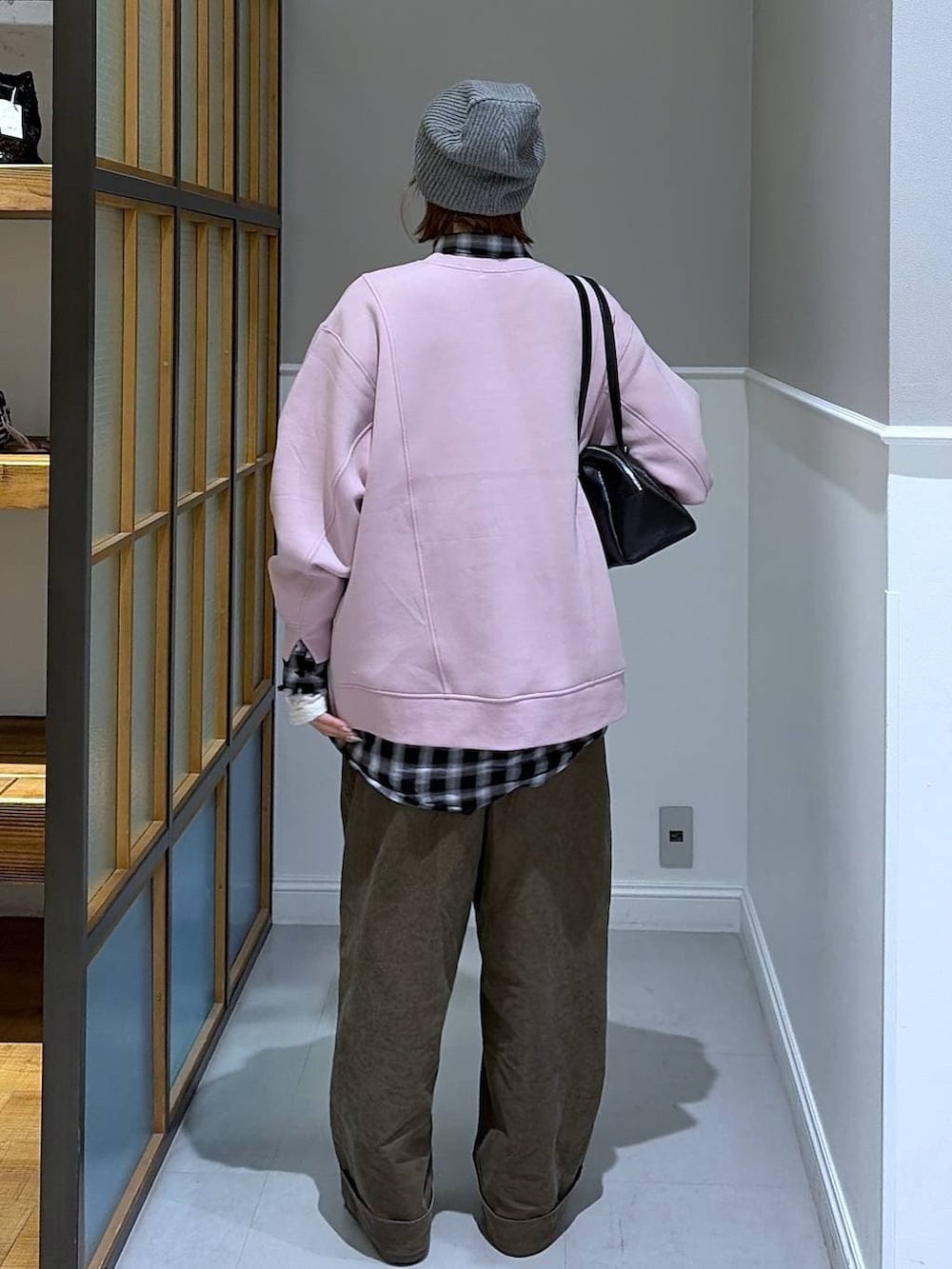 ホワイト系のTシャツ/カットソー、ブラック系のボストンバッグ、ブラック系のシャツ/ブラウスを着用したレディースの冬コーディネートの3枚目の写真