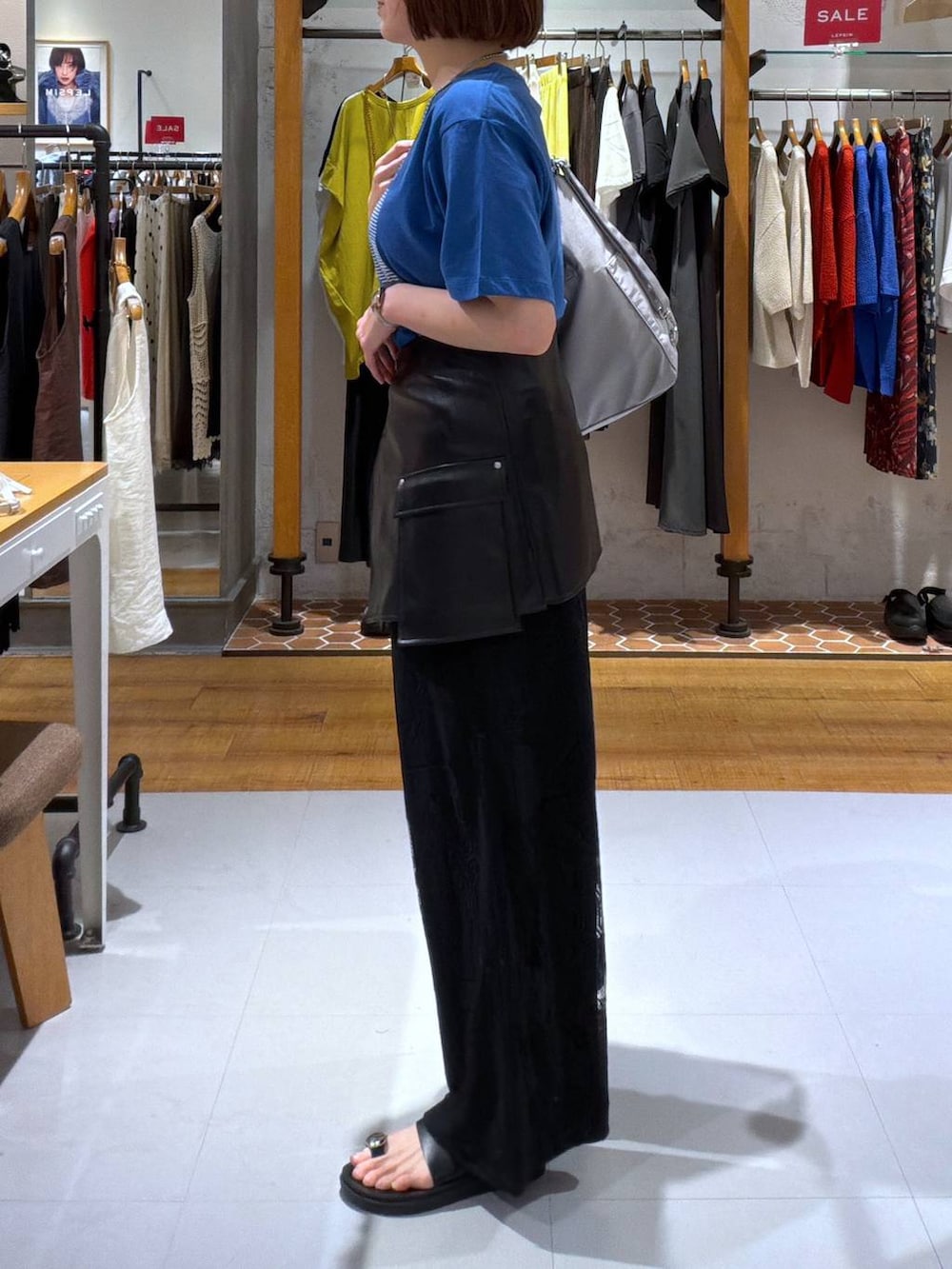 ブラック系のその他パンツ、ブルー系のTシャツ/カットソー、グレー系のショルダーバッグを着用したレディースの夏コーディネートの2枚目の写真