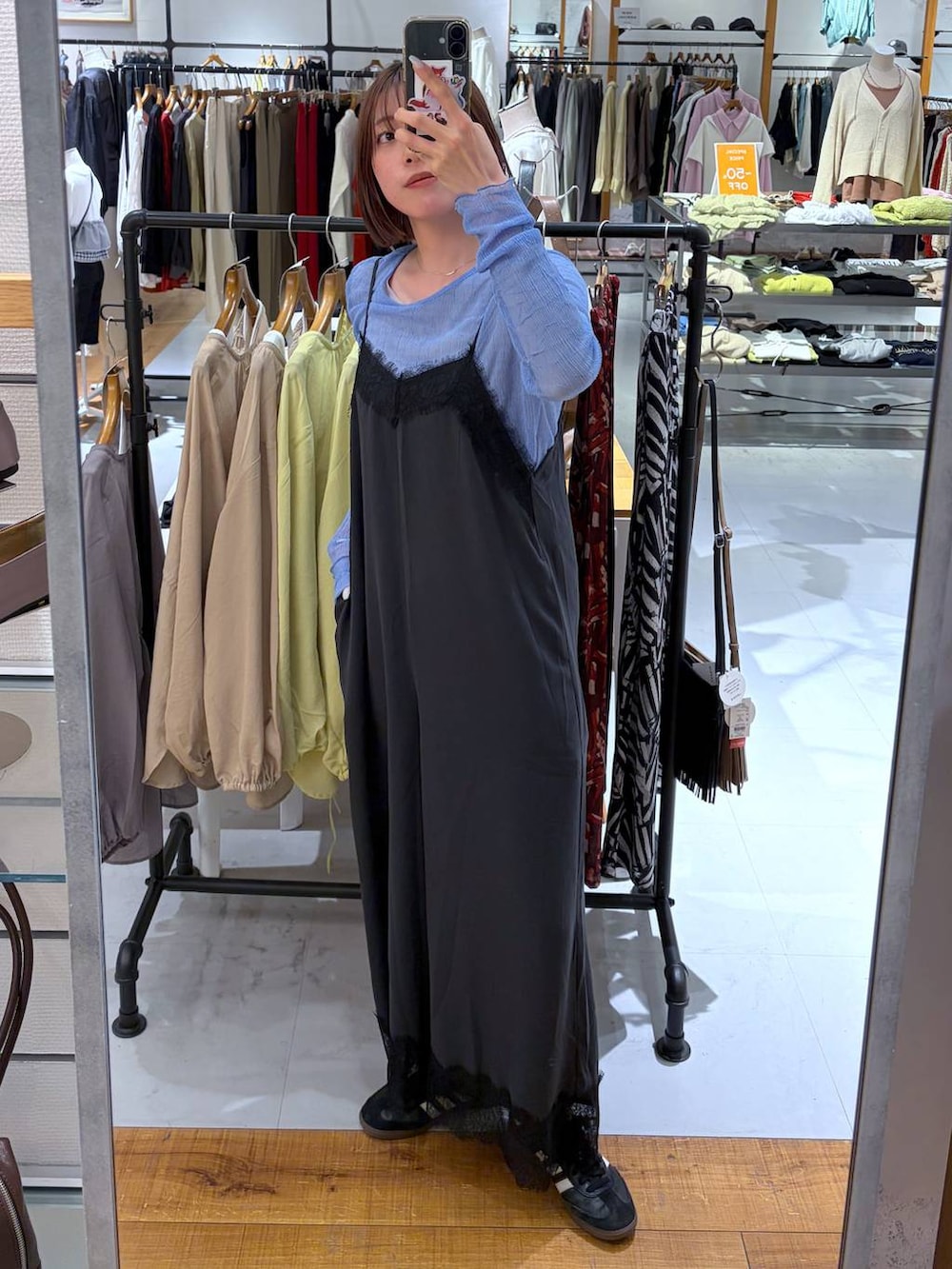 ブルー系のTシャツ/カットソー、グレー系のサロペット/オーバーオールを着用したレディースの春コーディネートの2枚目の写真