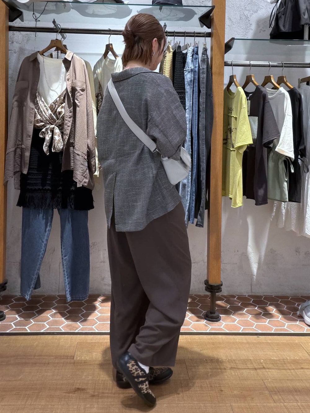 グレー系のショルダーバッグ、ブラウン系のその他パンツ、その他のパンプスを着用したレディースの春コーディネートの2枚目の写真