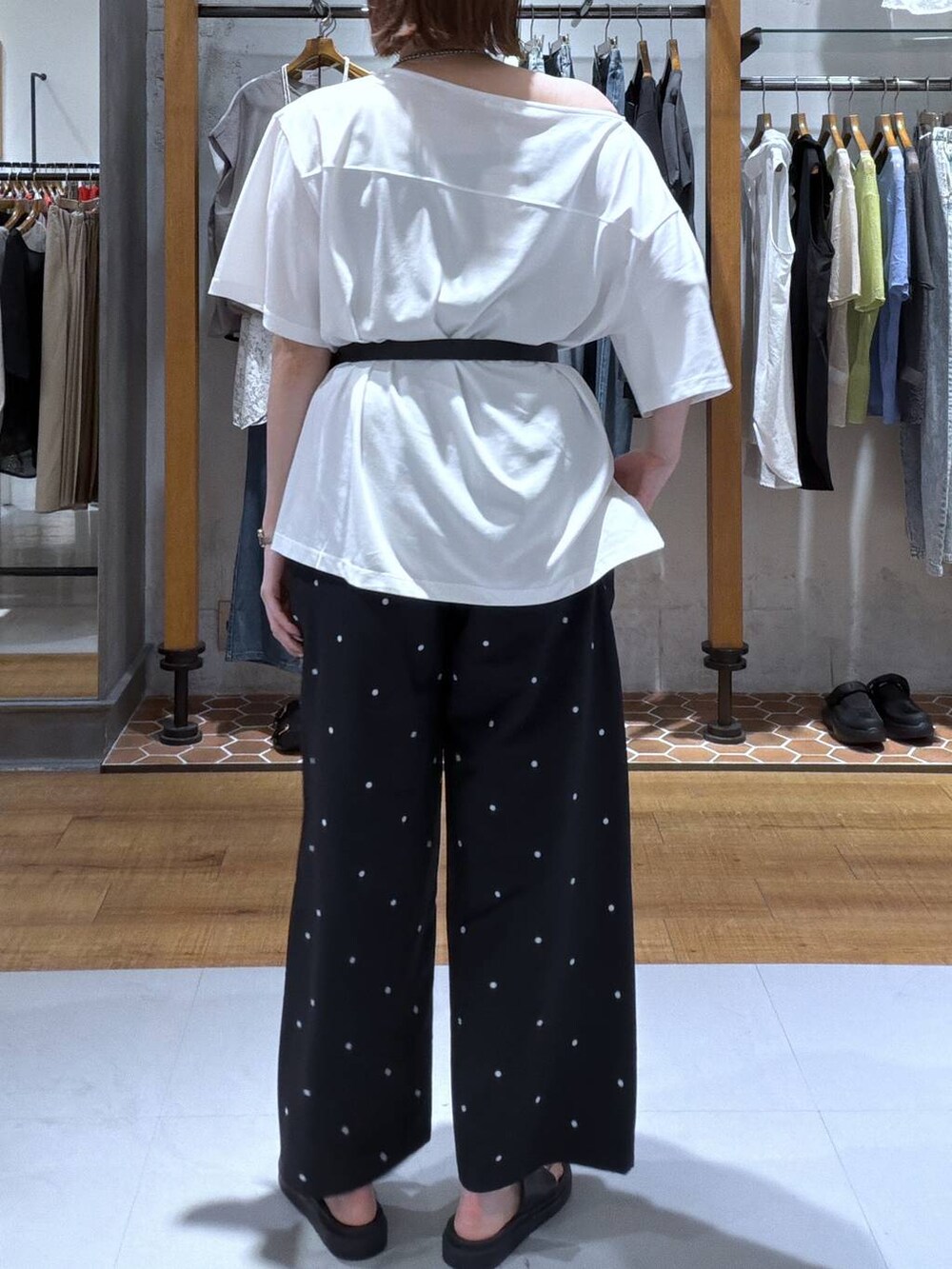 ホワイト系のTシャツ/カットソー、ブラック系のサンダル、ブラック系のその他パンツを着用したレディースの夏コーディネートの2枚目の写真