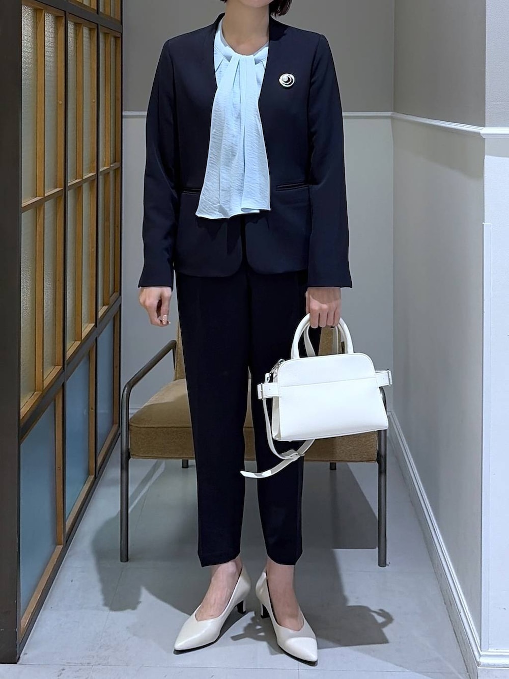 ブルー系のその他パンツ、ブルー系のノーカラージャケット、ブルー系のシャツ/ブラウスを着用したレディースの冬コーディネートの2枚目の写真