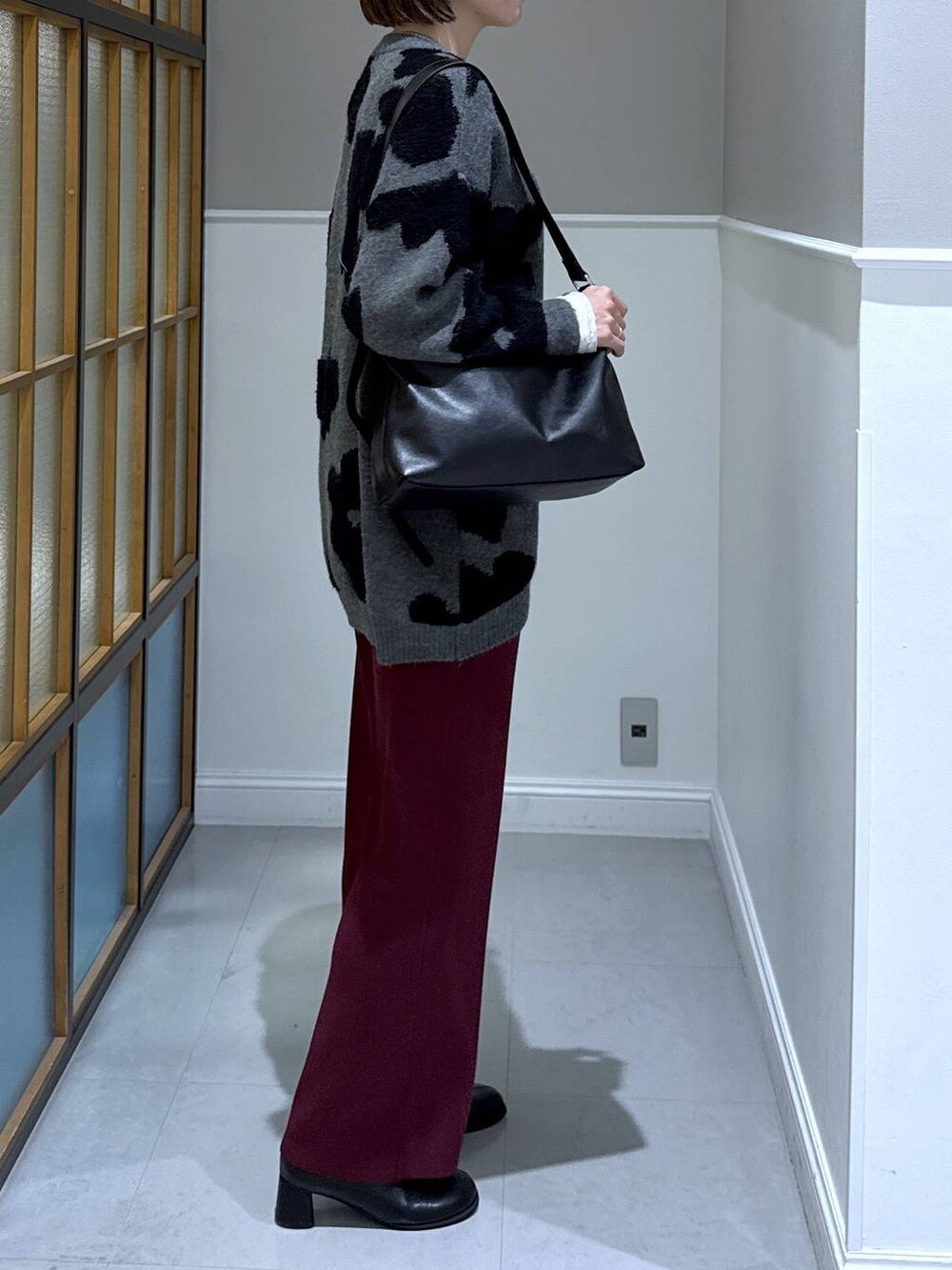 ホワイト系のTシャツ/カットソー、レッド系のその他パンツ、ブラック系のショルダーバッグを着用したレディースの秋コーディネートの2枚目の写真